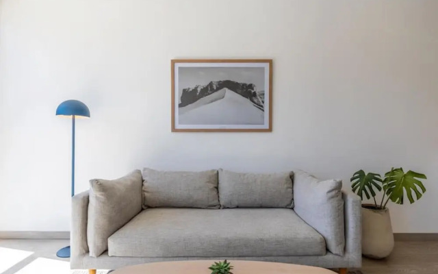 w Stylish 1BR in Chic