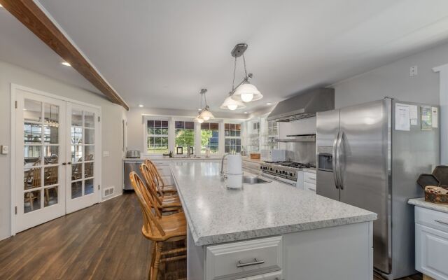 Family Cabin 5 Bedroom Home by NW Comfy Cabins