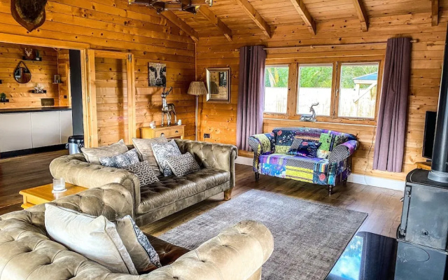 Sleeps6- Hot Tub- Pet Friendly- Log Burner