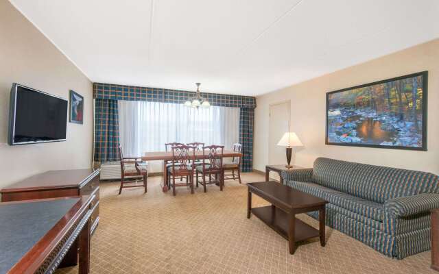 Ramada by Wyndham Cumberland Downtown