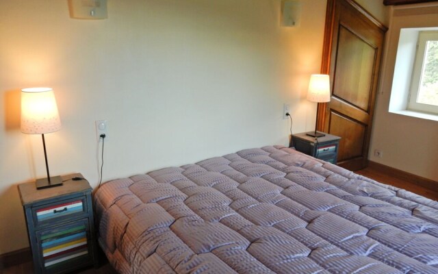 Modern Holiday Home with jacuzzi in Brousse-le-Chateau