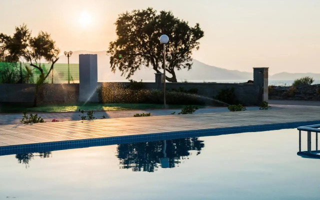 Niovi Seaside Suites