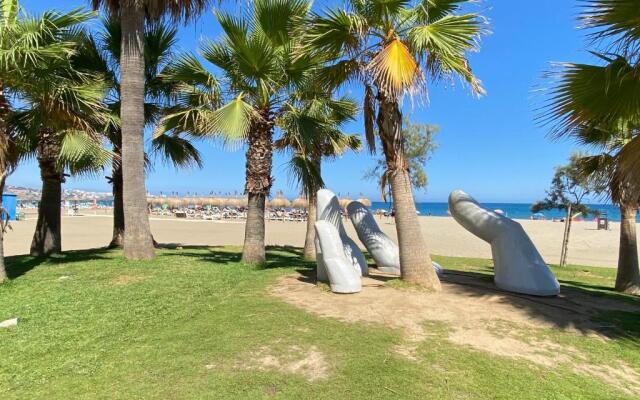 Modern 1 Bedroom Seaside Apartment with Pool