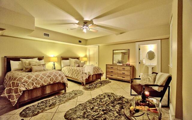 Comfy Carriage House Steps from the River