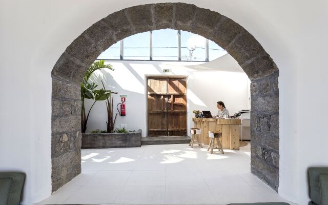 White Exclusive Suite & Villas