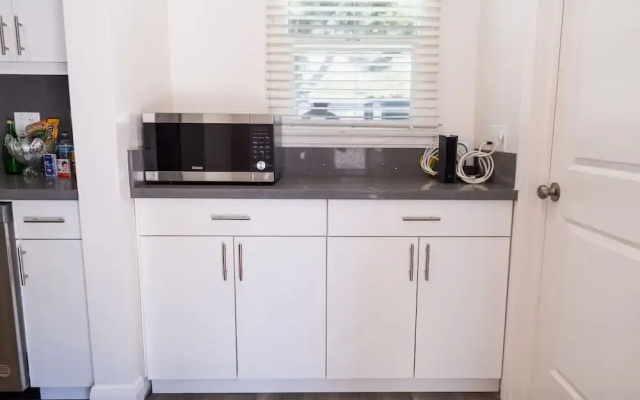 Remodeled 3BR House w Hot Tub Fenced Yard p58
