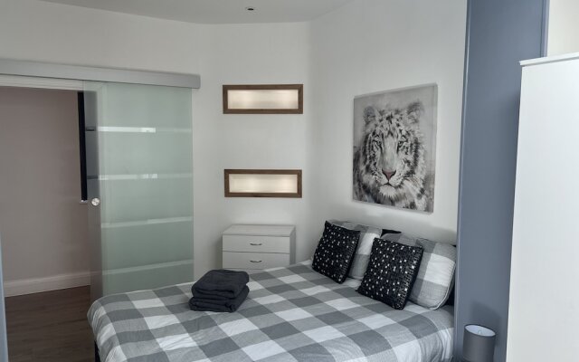 The Broadway Beach Homes Airbnb With Hot tub