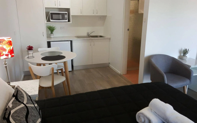Aza Motel
