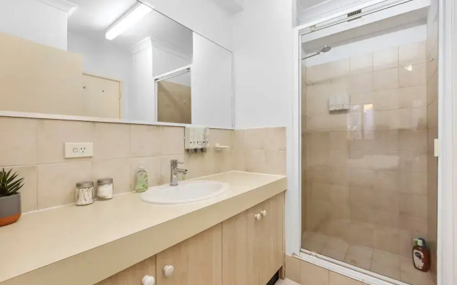 Oversized East Perth 2BR Pool Gym Parking