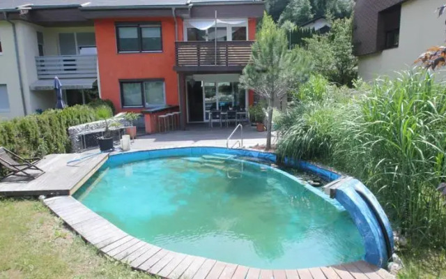 Haus mit Badeteich und Blick zum See