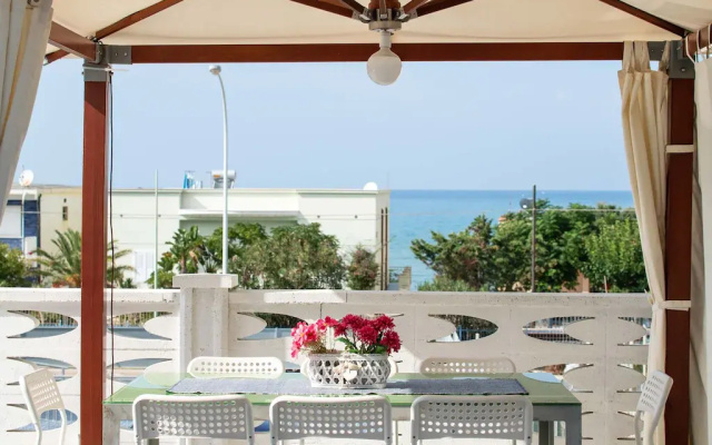 Seafront Apartment in Villa with Swimming Pool and Parking