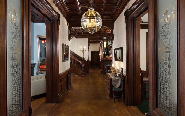 Reynolds Mansion B&B