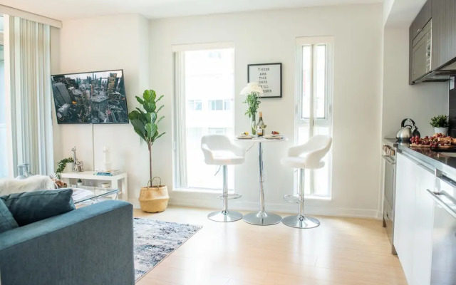 QuickStay - Premium 2-Bedroom with CN Tower & Lake Views