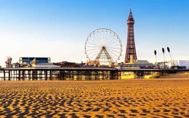 Immaculate 4-Bed House In Blackpool