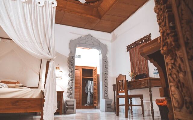 Lovina Palace