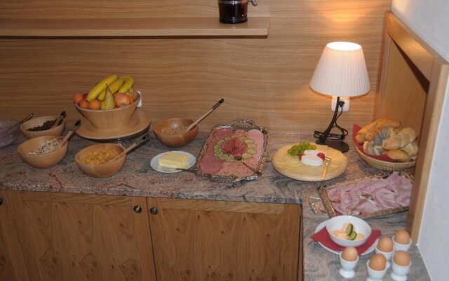 Almchalet Alpenflora