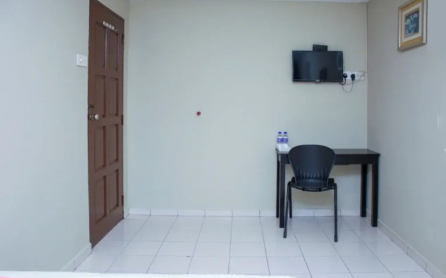 OYO 90338 Prima Saujana Budget Hotel
