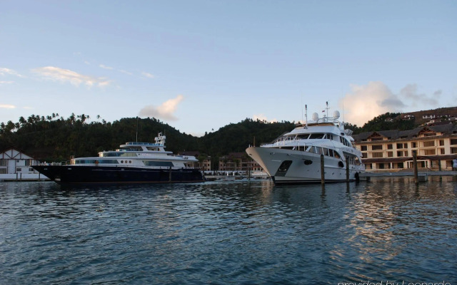 The Bannister Hotel & Yacht Club