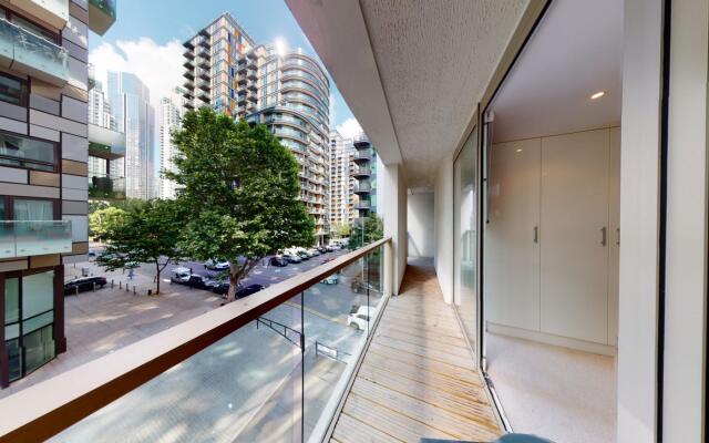 Comfy Two Bed Apartment w Balcony in Canary Wharf