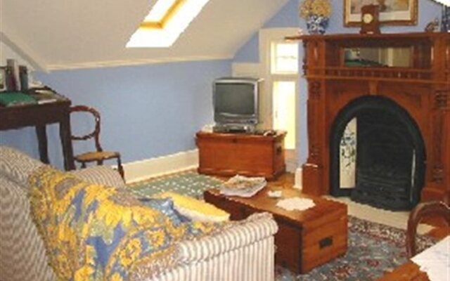 Water Bay Villa Bed and Breakfast