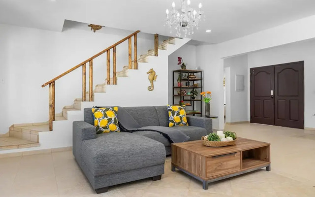 Spacious Renovated House Prvt Pool 5 min to Bch