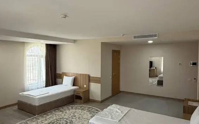 Отель Saroy Gardens