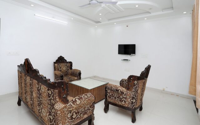 OYO 10066 Home Modern 3BHK Gulab Bagh