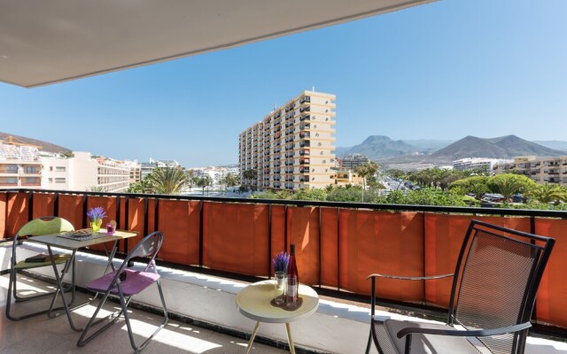 41 Los Cristianos First Sea Line, Parking