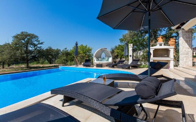 Sea-view Villa in Kaštelir with Private Pool, Terrace