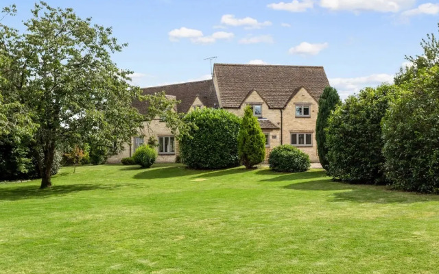 Spacious & Stylish Cotswold Family home