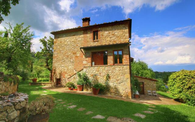 Rustic Villa with Private Pool near Montepulciano