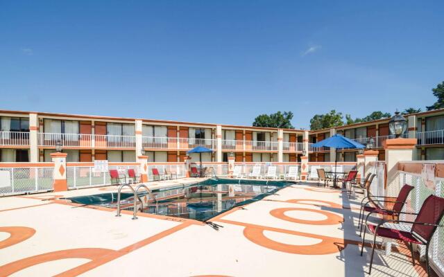 Rodeway Inn & Suites Greensboro Southeast