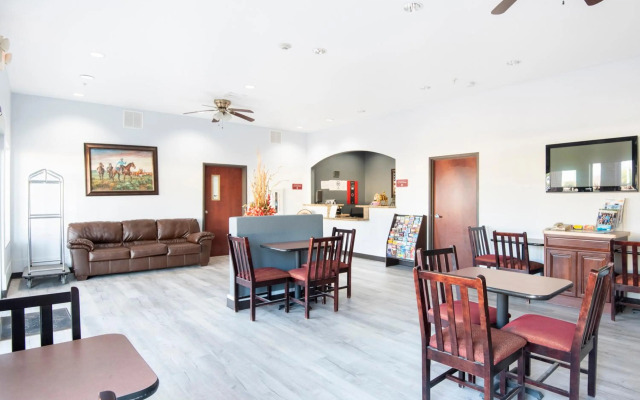 OYO Townhouse Clute Lake Jackson