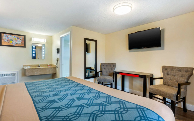Econo Lodge West Yarmouth on Cape Cod