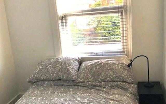 Cozy Quiet City Escape - Northampton Apartment