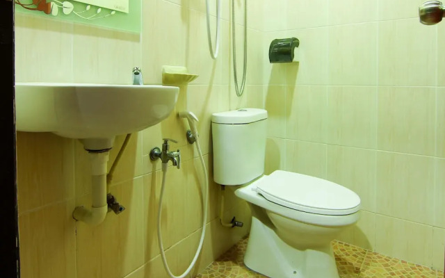 OYO 43962 Ezzy In Hotel