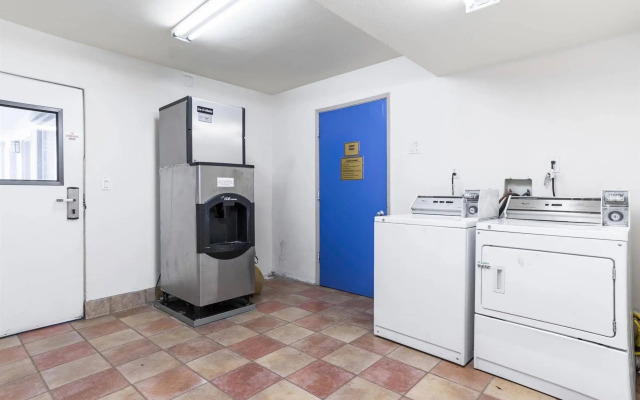 Studio 6 Mojave, CA - Airport