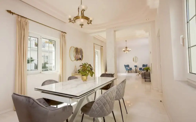 The White Marble Luxury City Apt