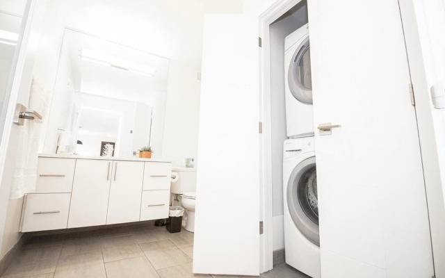 Spectacular 2bedroom and 2bath Penthouse With Parking