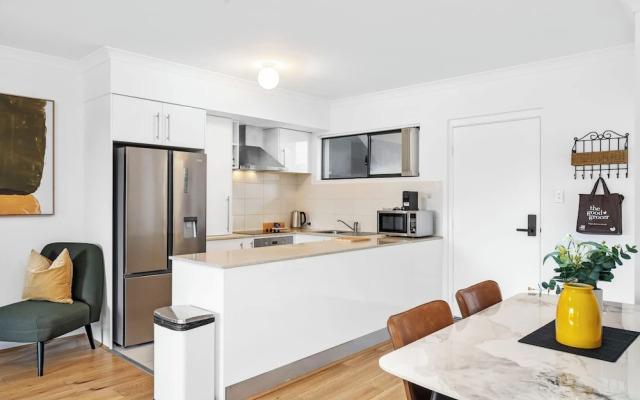 Stylish 2BR With Wi-fi 100 Mbps TV big 75 Inch