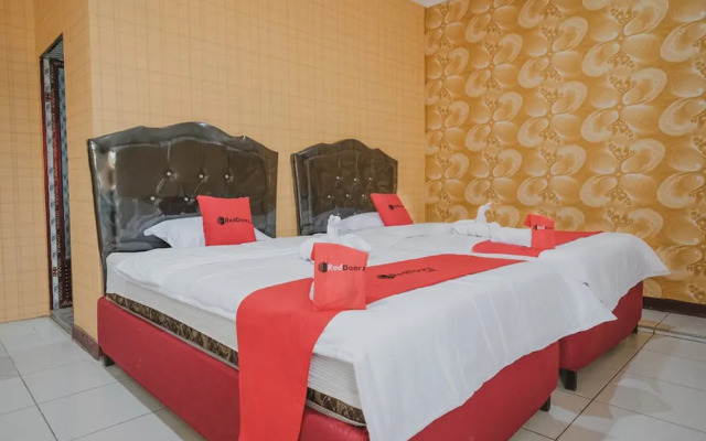 RedDoorz Plus near Istana Maimun Medan