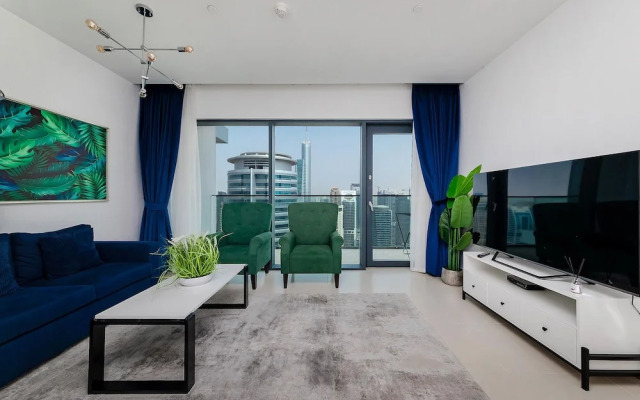 Stylish 2BR with Marina Views