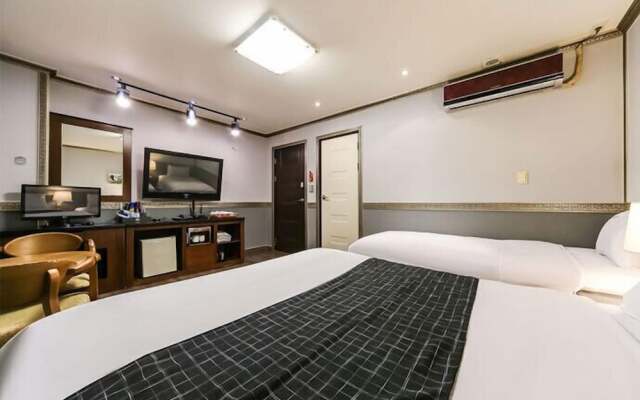 Sharp Hotel
