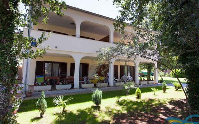 Spacious Apartment With Terrace & Garden Grill