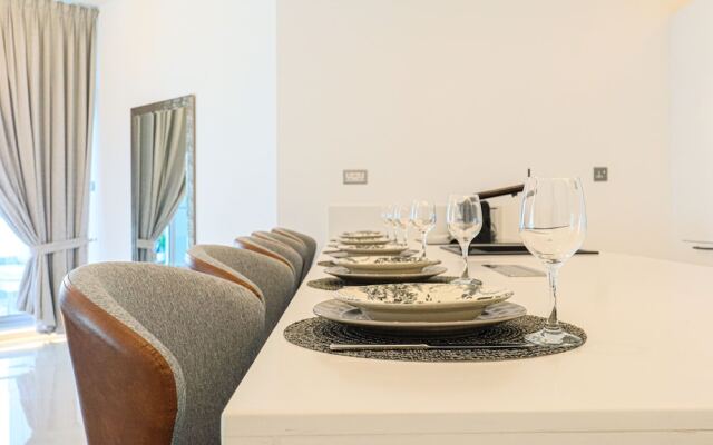 HiGuests - The Marina Torch