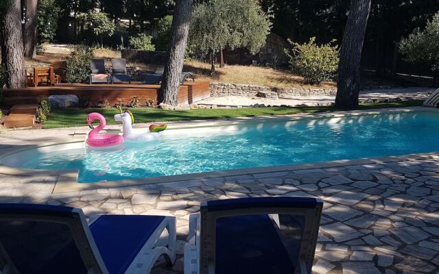 A hidden paradise in the beautiful surroundings of Saint-Remy-de-Provence!