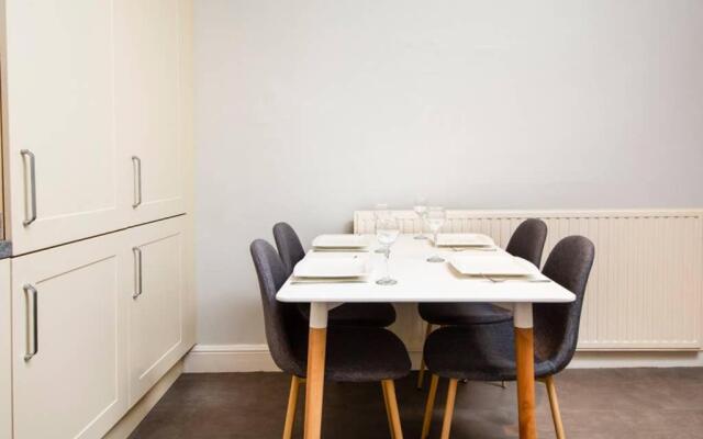 Clifton Spacious 3 Bed Apt & Parking-Simply Check In