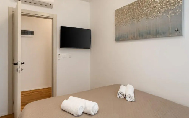 Modern Apartment With Open-air Parking