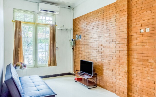 RedDoorz Hostel near Tugu Train Station