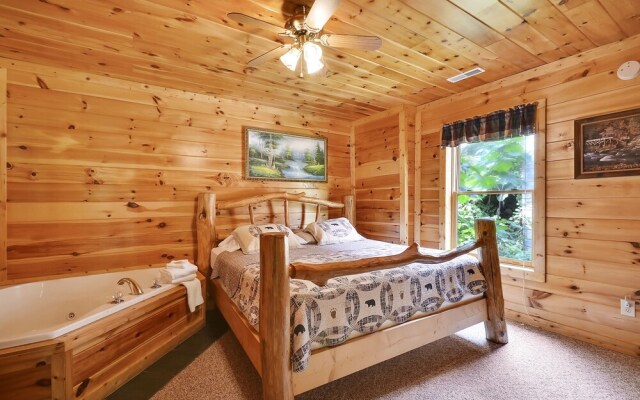 Spacious Cubby Bear Cabin with Private Hot Tub by Redawning